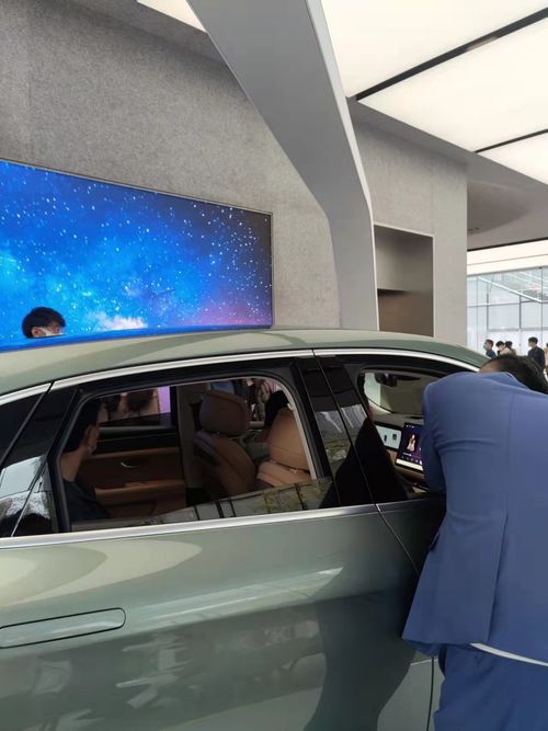 元旦实探华为卖车 首款鸿蒙汽车96小时预定6500多台,能否搅动车市